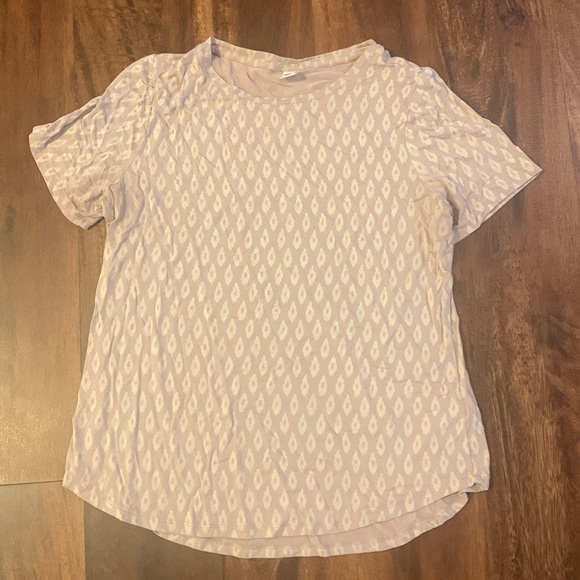 Old navy women’s t-shirt in lavender, size medium. - Picture 1 of 3